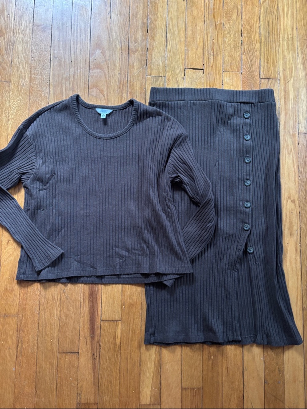 Time and Tru Ribbed Crewneck Top in Chocolate Brown